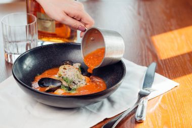 Kırmızı mercimek çorbası üzerinde karanlık taş backgroud, üstten görünüm