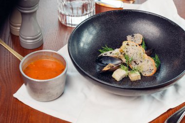 Domates çorbası veya gaspaço beyaz masada. Üstten Görünüm.