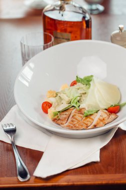 Peynirli ve çıtır çıtır tavuklu Sezar salatası.