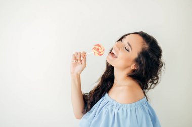 Güzel seksi kadın modeli pembe dudakları ve beyaz arka plan üzerinde lolipop