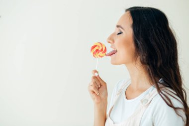 Güzel genç kadın bir tat lolipop zevk moda