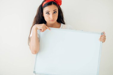 Boş bir işaret tutan güzel genç kadın. Kendi metninizi ekleyin.