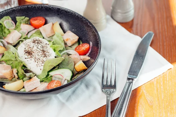 Ensalada saludable de pollo a la parrilla César con queso y croutons — Foto de Stock