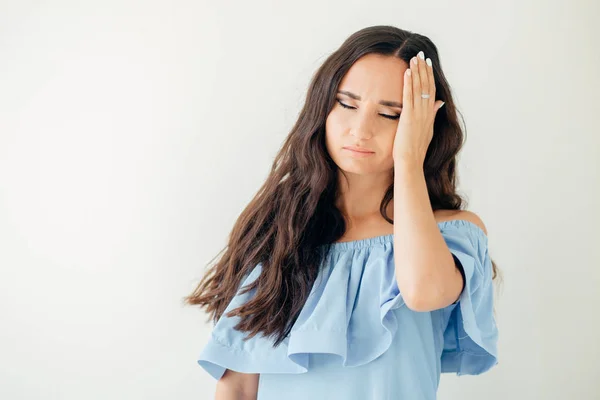Hälsa och smärta. Stressad utmattad ung kvinna med stark spänning huvudvärk — Stockfoto