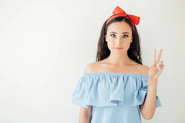 Feliz sonrisa hermosa joven mostrando dos dedos o gesto de victoria — Foto de Stock