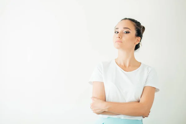 Mujer casual infeliz resentida con el pelo rubio corto mirando hacia abajo — Foto de Stock