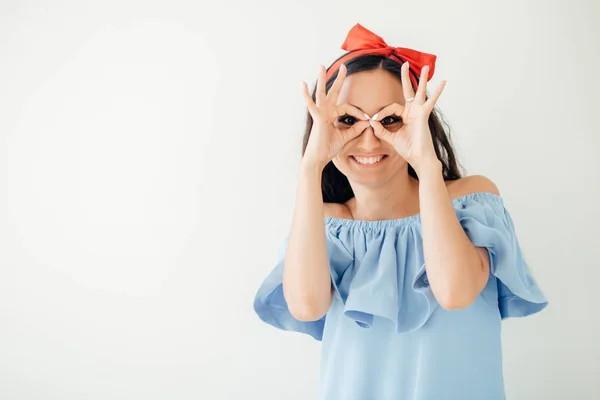 Mujer con los dedos alrededor de sus ojos — Foto de Stock