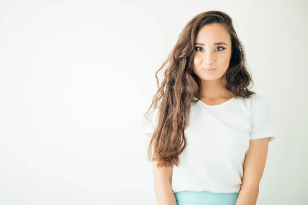 Mujer retrato sonriendo con sonrisa perfecta y dientes blancos mirando risa — Foto de Stock