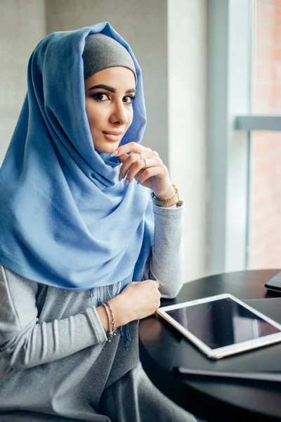 Portrait of a beautiful Muslim woman in cafe — Stock Photo, Image