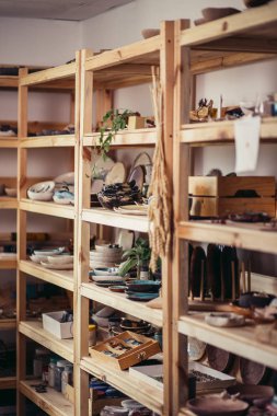 birçok farklı seramik ayakta potery atölye raflara