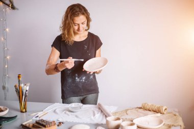 Potter kadın boya seramik Kupası. Çanak çömlek stüdyosunda çalışan kadın