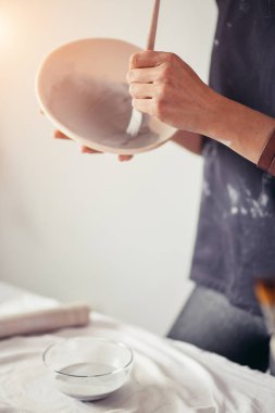 Kadın kil çömlek Atölyesi'nde üst düzey potter boyama