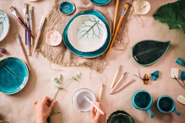 Potter kil bir bardak kalıpları. Kil bir fincan genç potter Süsle