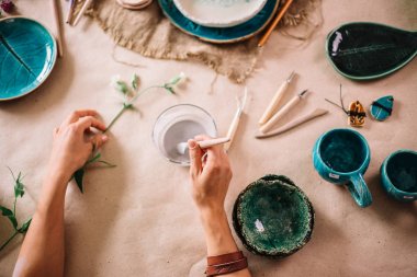 Potter kil bir bardak kalıpları. Kil bir fincan genç potter Süsle