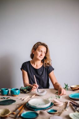 Potter kil bir bardak kalıpları. Kil bir fincan genç potter Süsle