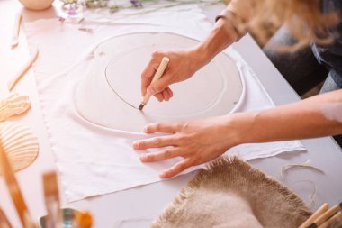 Kırmızı kil çalışmaya çömlek işçilik potter usta eller