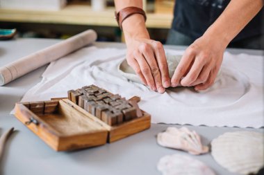 bir çömlekçi yakın çekim elinde bir kase Clay yapmak