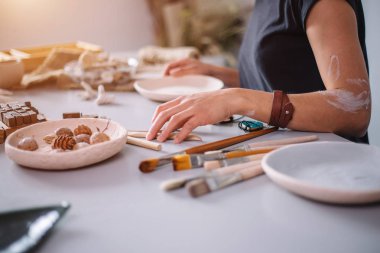 Kırmızı kil çalışmaya çömlek işçilik potter usta eller