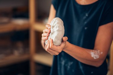 kadınların elinde ham kil