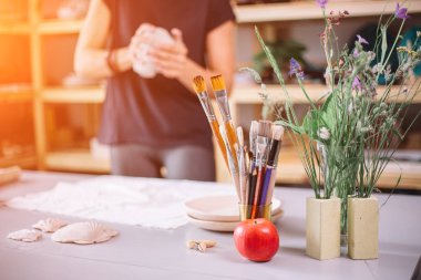 eller görüntü onlara bir top ile