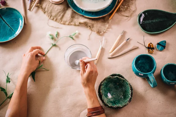 Potter kil bir bardak kalıpları. Kil bir fincan genç potter Süsle