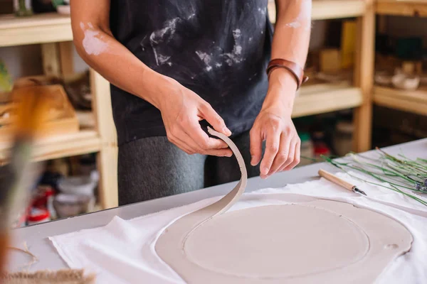 Artista mãos mulher trabalhando barro vermelho para criar arte artesanal — Fotografia de Stock