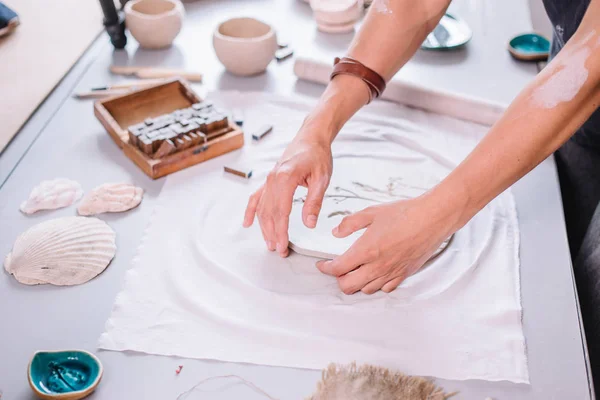 Töpferhandwerk Töpfer Handwerker Hände, die roten Ton bearbeiten — Stockfoto