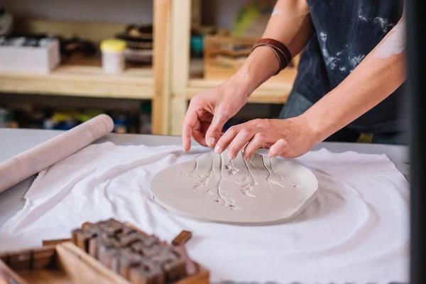 Художница работает руками из красной глины для создания рукоделия — стоковое фото