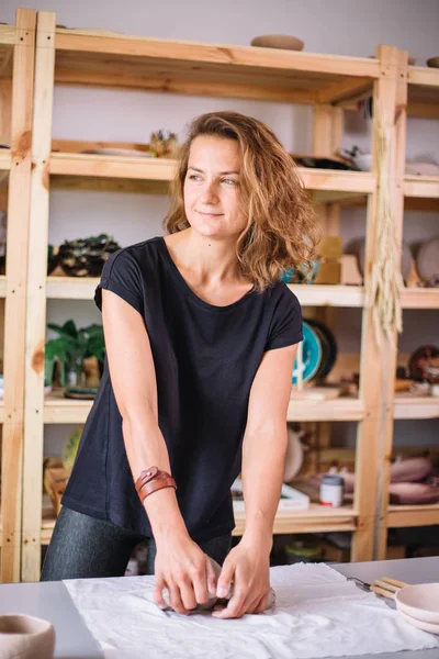 kadın beyaz kil heykel için parça crumples