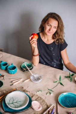 Potter, araçlar, Seramik Sanat kavramı - yakışıklı genç esmer erkek gülümseyen