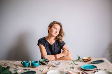 Potter, araçlar, Seramik Sanat kavramı - yakışıklı genç esmer erkek gülümseyen