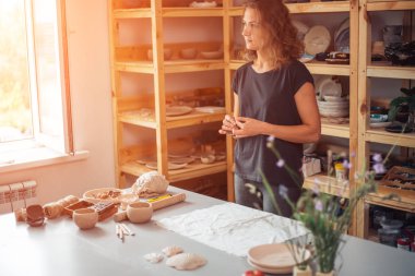 Potter, araçlar, Seramik Sanat kavramı - yakışıklı genç esmer erkek gülümseyen