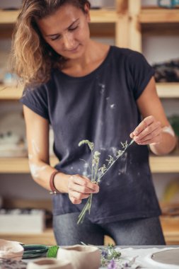 Fransız bir kil yazdırmak için bitkiler kullanma