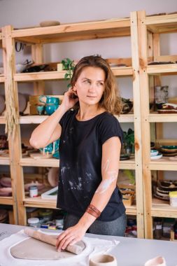 Yaratıcı süreç. Ürününüze şekil verir. Çamuru merdaneyle doldurun