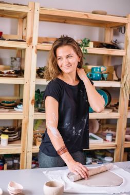 Çömlek atölyesinde merdaneli kadın çömlek kalıbı.