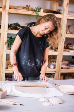 Yaratıcı süreç. Ürününüze şekil verir. Çamuru merdaneyle doldurun