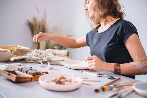 Taller de alfarería artesanal, decoración de macetas de barro — Foto de Stock