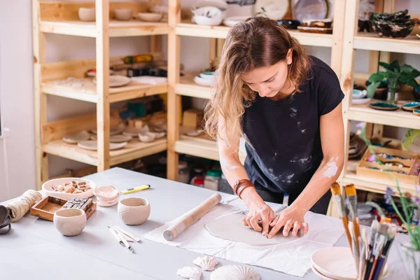 Argila tigela autor decoração, fabricação de cerâmica — Fotografia de Stock