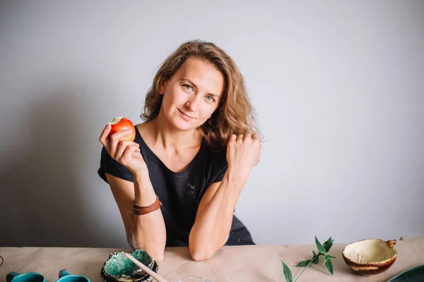 Töpfer, Werkzeuge, Keramik-Kunst-Konzept - hübsche junge brünette Frau lächelt — Stockfoto