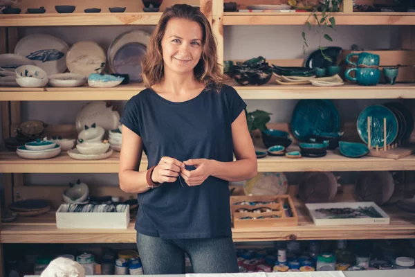 Töpfer, Werkzeuge, Keramik-Kunst-Konzept - hübsche junge brünette Frau lächelt — Stockfoto