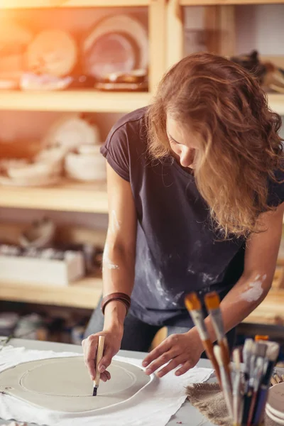 Ręce, cięcie ceramiki gliny w jej miejscu pracy — Zdjęcie stockowe