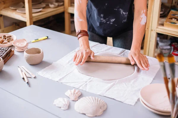 Kreativ process. Ger form till din produkt.Sprid leran med en rullande nål — Stockfoto