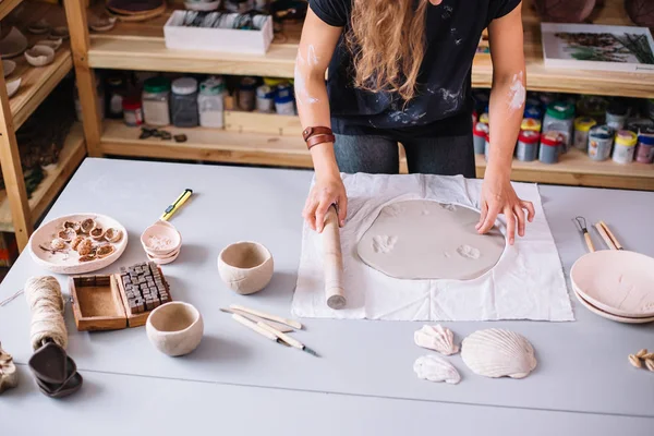 Alfarero hembra arcilla de moldeo con rodillo en taller de cerámica — Foto de Stock