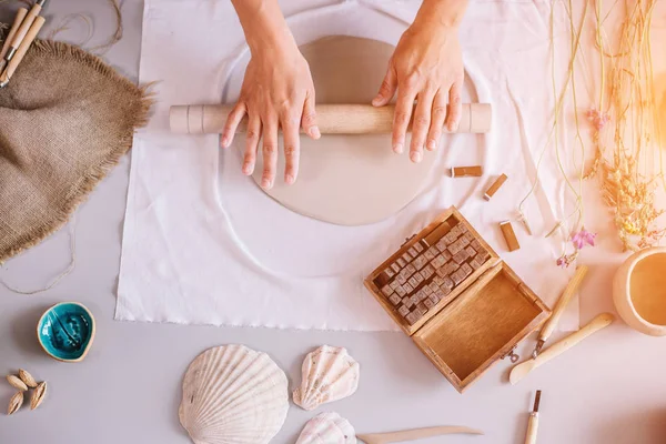 Yaratıcı süreç. Ürününüze şekil verir. Çamuru merdaneyle doldurun