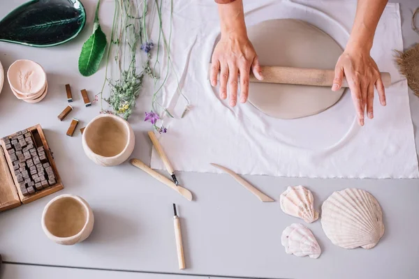 Çömlek atölyesinde merdaneli kadın çömlek kalıbı.