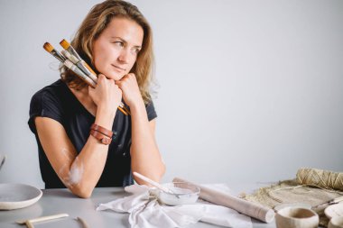 Potter portre onun işyerinde fırçaları ile