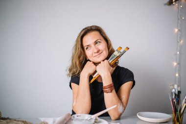 Kadın kil çömlek Atölyesi'nde üst düzey potter boyama