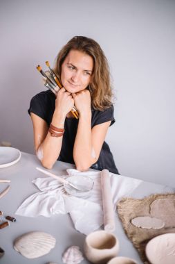 Kadın kil çömlek Atölyesi'nde üst düzey potter boyama