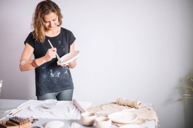 Potter kil bir bardak kalıpları. Kil bir fincan genç potter Süsle