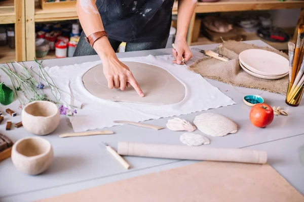 Artista mãos mulher trabalhando barro vermelho para criar arte artesanal — Fotografia de Stock